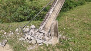 CAMINHÃO QUEBRA POSTE E CAUSA INTERRUPÇÃO NO FORNECIMENTO