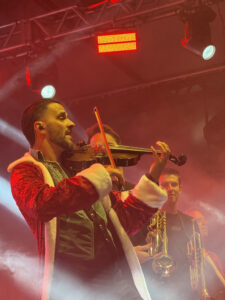 Natal da Cooperação reúne comunidade em Braço do Norte com apoio de cooperativas parceiras e show especial de Simão Wolf