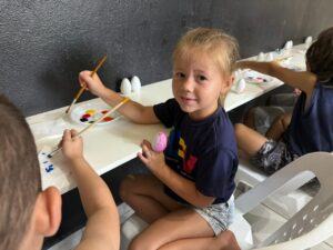 Ação de Páscoa leva acolhimento, criatividade e significado às crianças da região