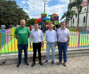 Parquinho da Praça Padre Roer é revitalizado pela Cerbranorte em parceria com a Prefeitura Municipal